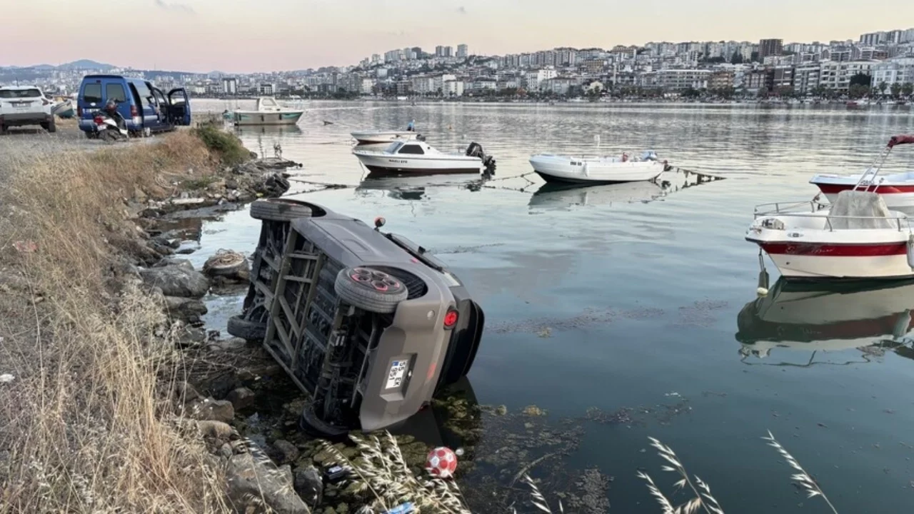 Samsun'da elektrikli bir araç limandaki kayalıklara devrildi