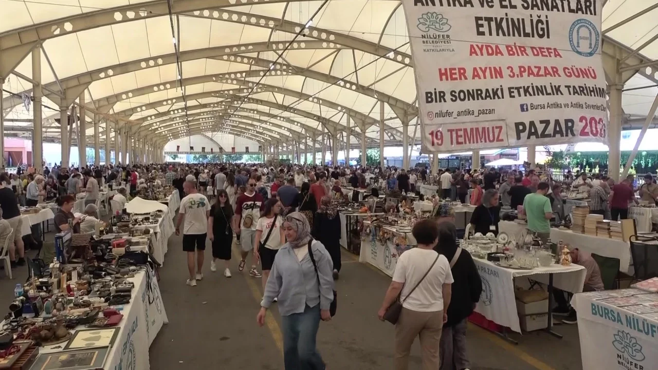 Bursa'da geçmişe yolculuk noktası 10 yaşında! Antika tutkunları buraya akın ediyor