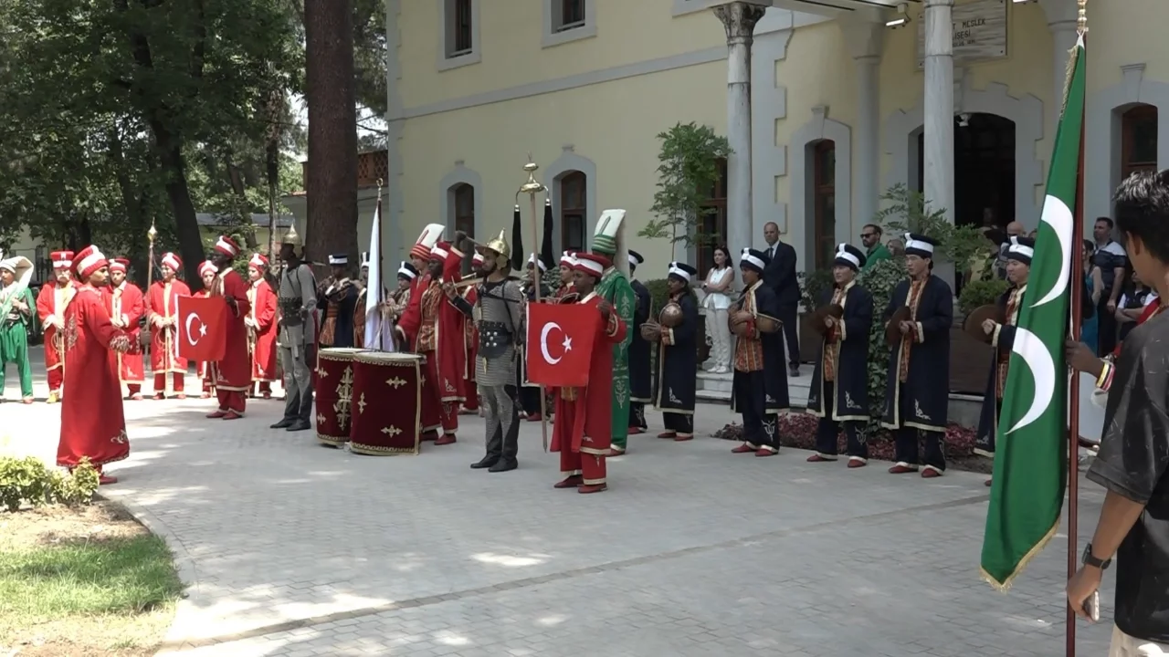 25 ülkeden öğrenciler aynı safta: Mehterle kültür köprüsü kurdular