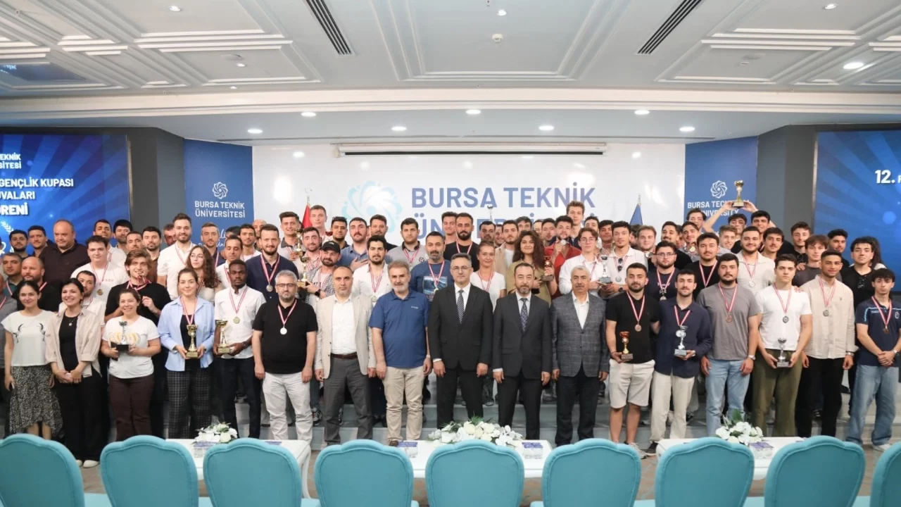 Bursa Teknik Üniversitesi'nde sporun kazananları ödüllerine kavuştu