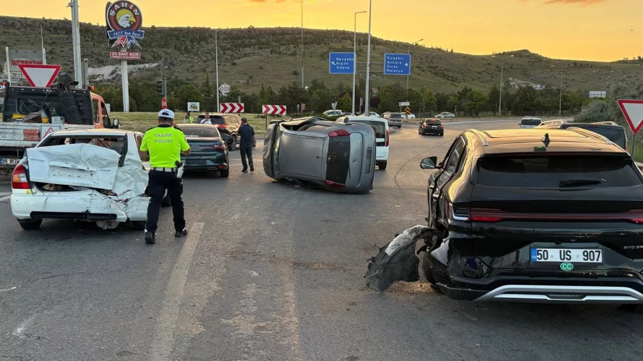 Otomobil trafik ışıklarında bekleyen 4 araca çarptı: 4 yaralı