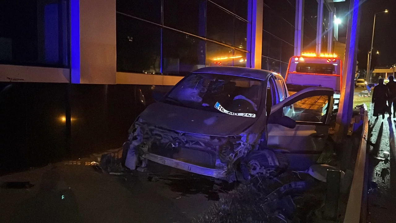 Amasya'dan Bursa'ya dönerken kaza yaptılar! Sürücü direksiyon başında uyudu