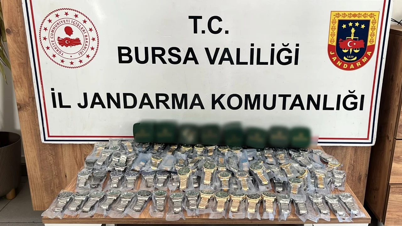 İnegöl'de 2.5 milyon TL değerinde kaçak saat ele geçirildi