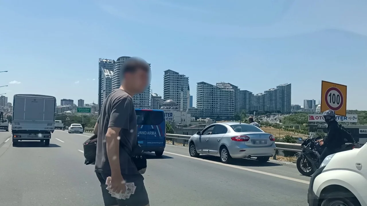TEM'de para götüren motokurye düştü, yola saçılanları vatandaşlar topladı