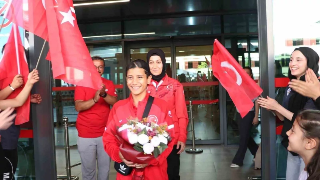 Dünya Şampiyonu Ayşegül Açık, coşkuyla karşılandı