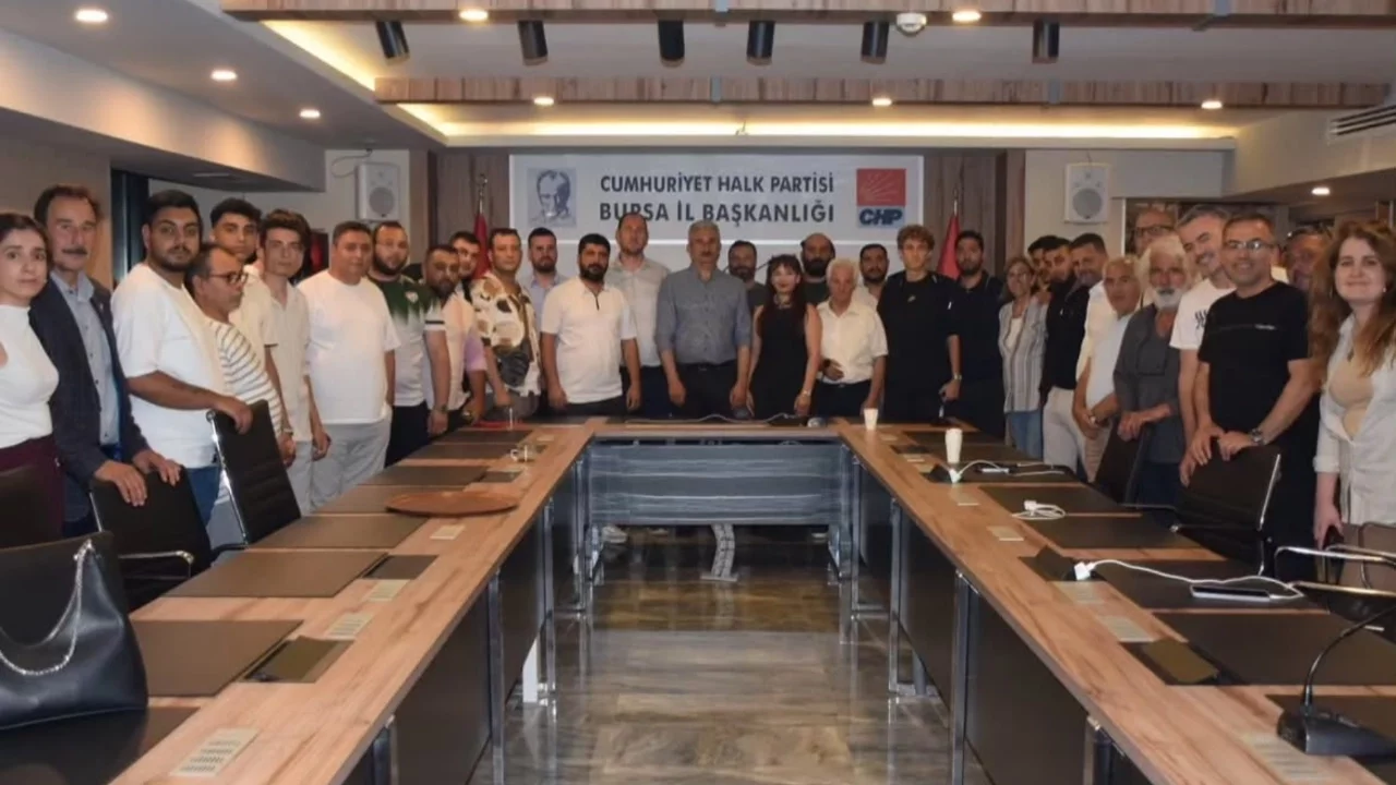 CHP Bursa'da nöbeti Nilüfer Gençlik Kolları devraldı: "Geri adım atmayacağız"