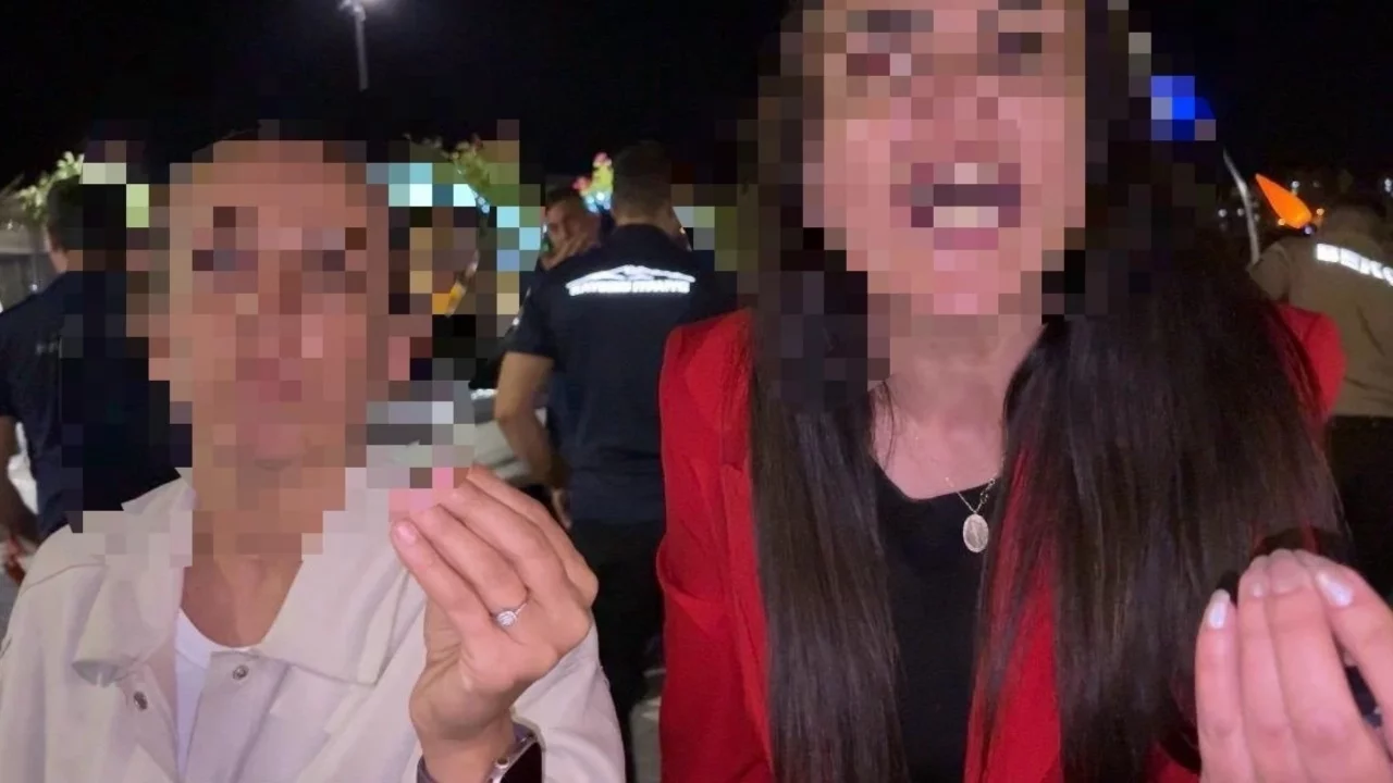 Bebeğini arabada unutan kadın, hıncını gazetecilerden çıkardı