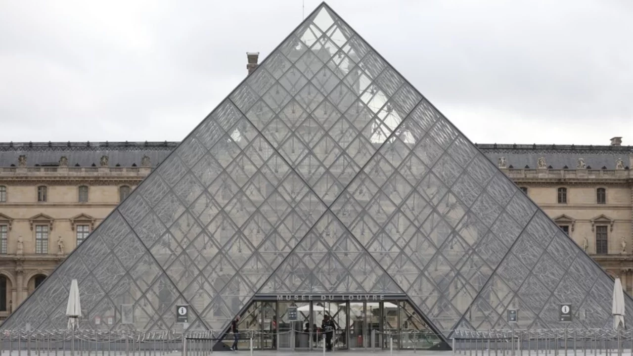 Louvre Müzesi aşırı sıcaklar nedeniyle kapılarını erken kapatacak