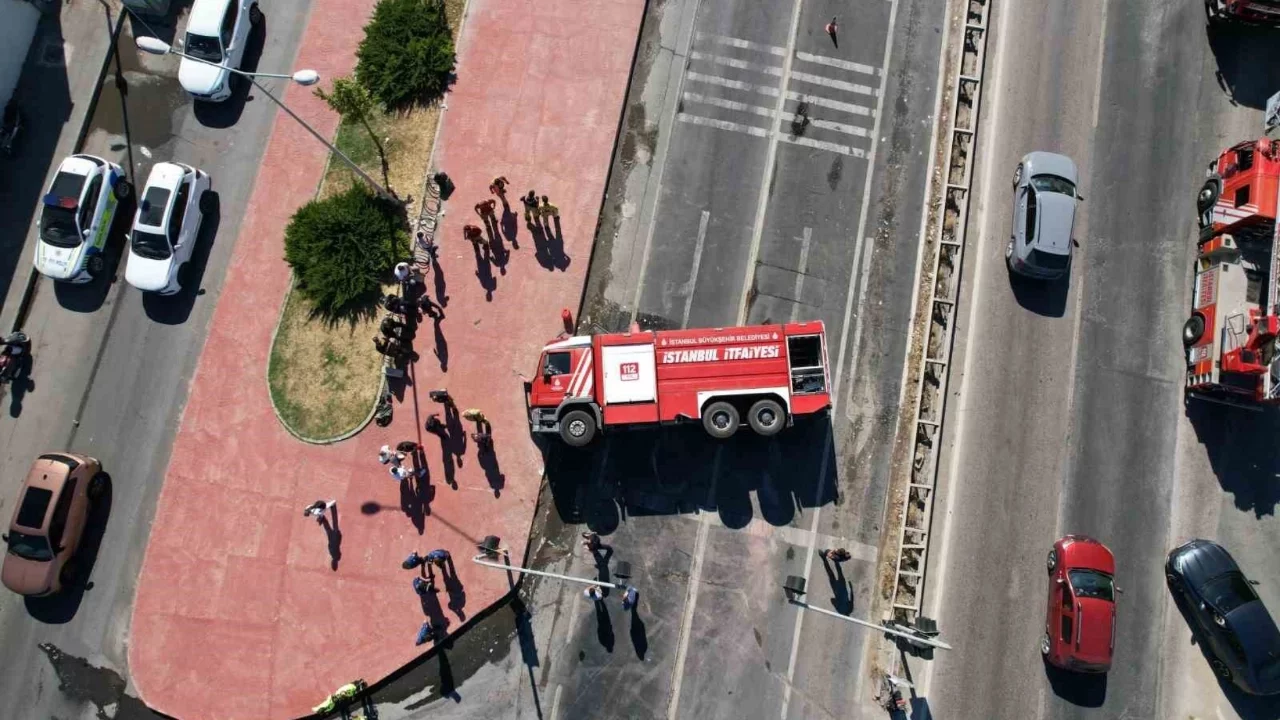 İstanbul'da yangına giden itfaiye aracı devrildi: 2 yaralı