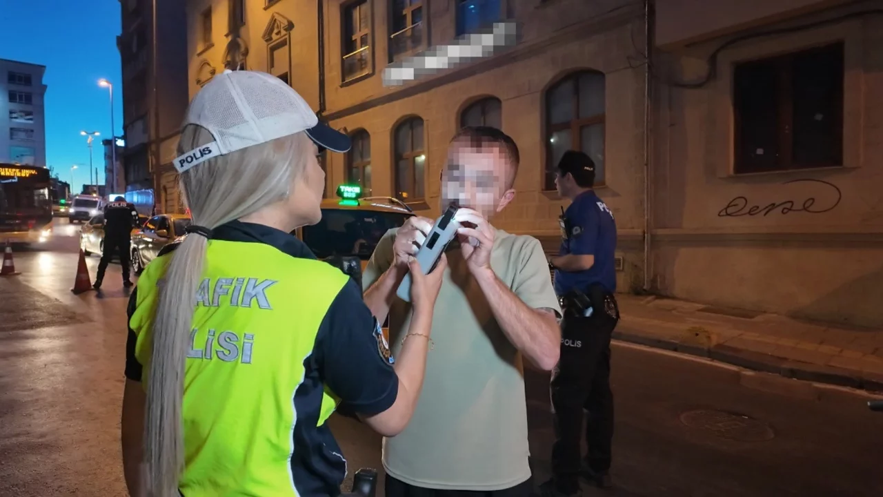 Kadıköy'de alkollü yakalanan şahıs "100 milyar da yazsalar yapacak bir şey yok" dedi