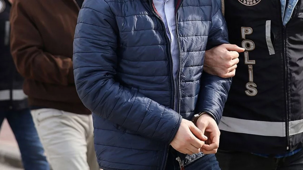 İstanbul merkezli 8 ilde "sahte belgelerle ikamet izni" operasyonu: 64 gözaltı