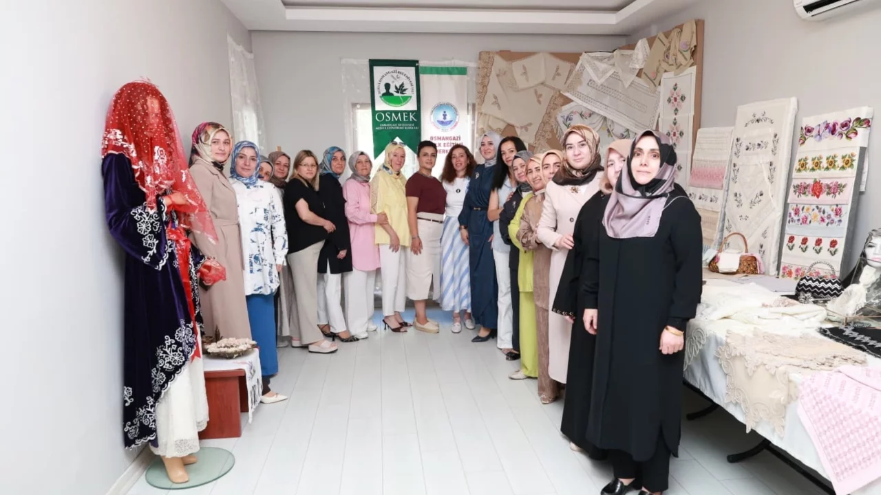 Osmangazi'de üreten kadınların 1 yıllık emekleri yıl sonu sergisinde görücüye çıktı