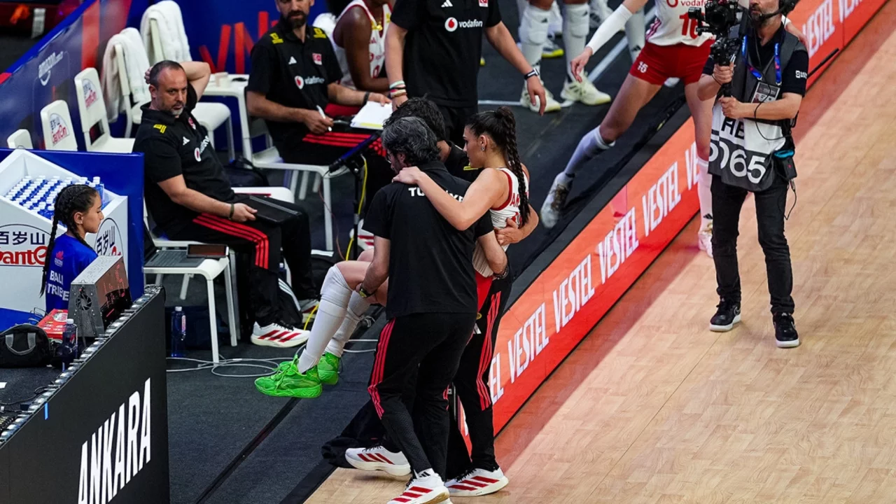 Milli voleybolcu Karmen Aksoy, ameliyat edildi