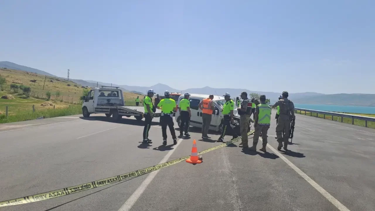Van'da trafik kazası: 1 jandarma personeli şehit, 5 yaralı