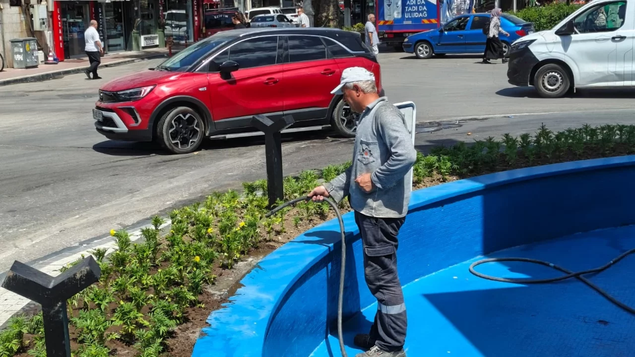 Bursa Gemlik'te Saat Kulesi ve havuz çevresinde yenileme çalışmaları