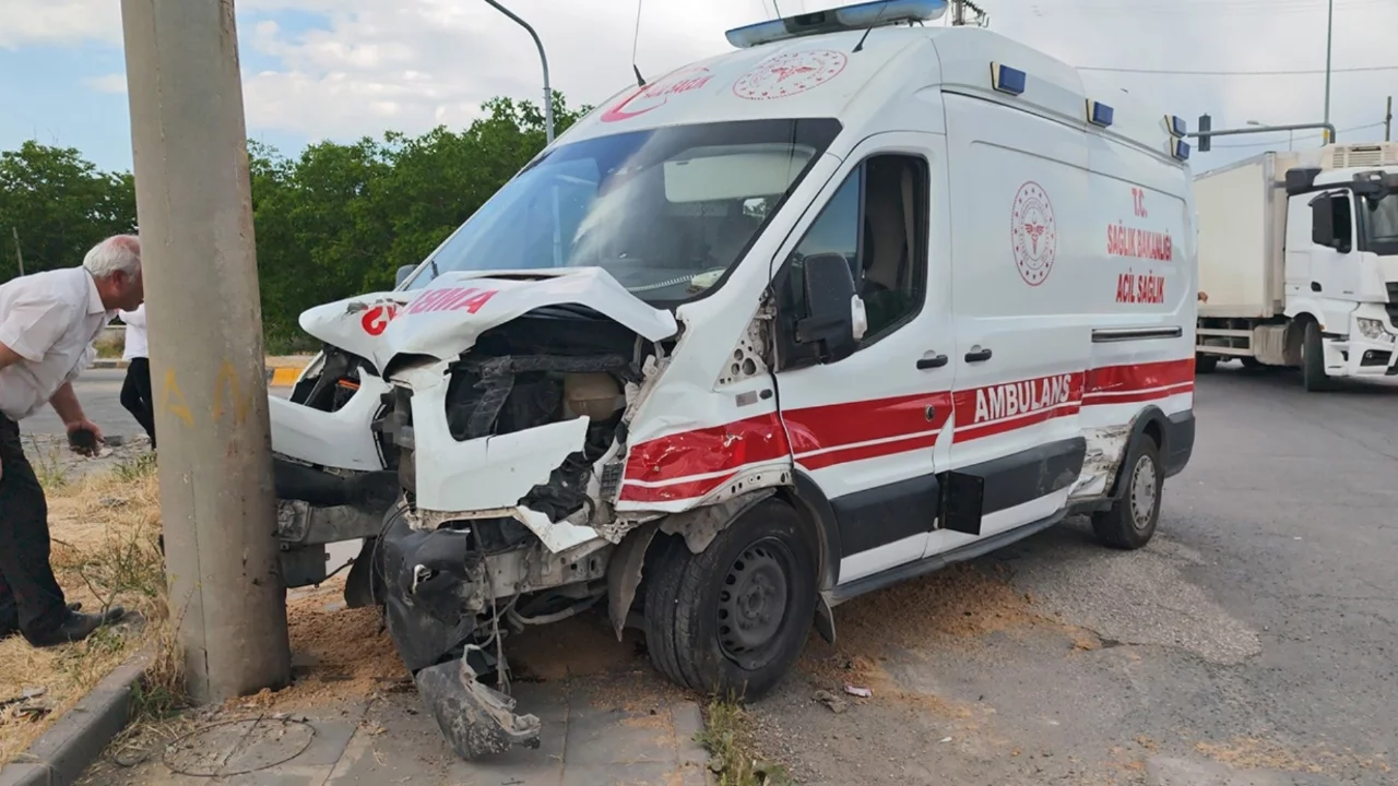 Bitlis'te ambulans ile otomobil çarpıştı: Çok sayıda yaralı