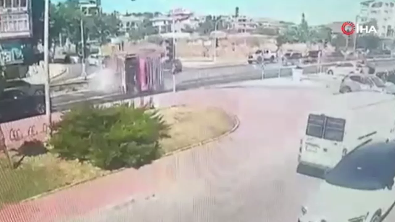İstanbul'da itfaiye aracının devrilme anı kameraya yansıdı