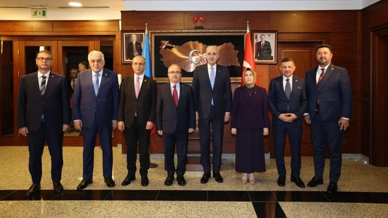 TBMM Başkanı Kurtulmuş, Türkiye'nin Bakü Büyükelçiliğine ziyarette bulundu