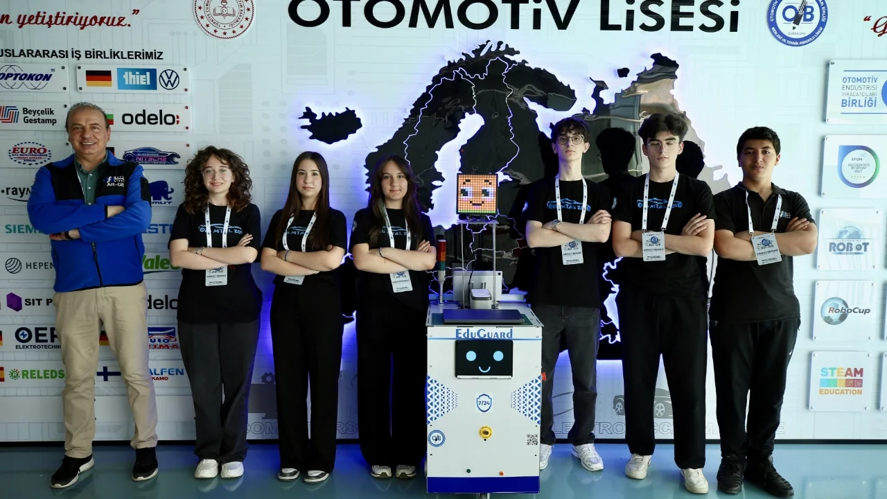 Öğrencilerin geliştirdiği otonom robot, idarecilere okuldaki olumsuz durumları iletiyor