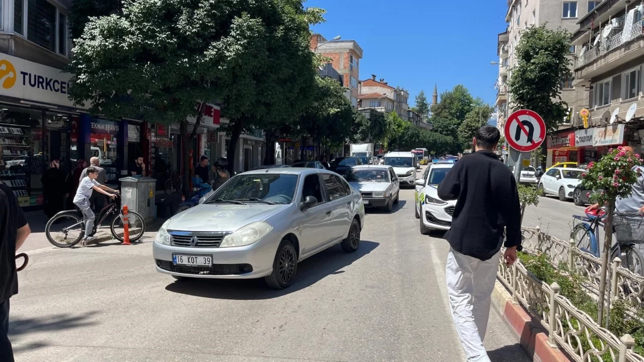Bursa'da otomobilin çarptığı abla-kardeş yaralandı