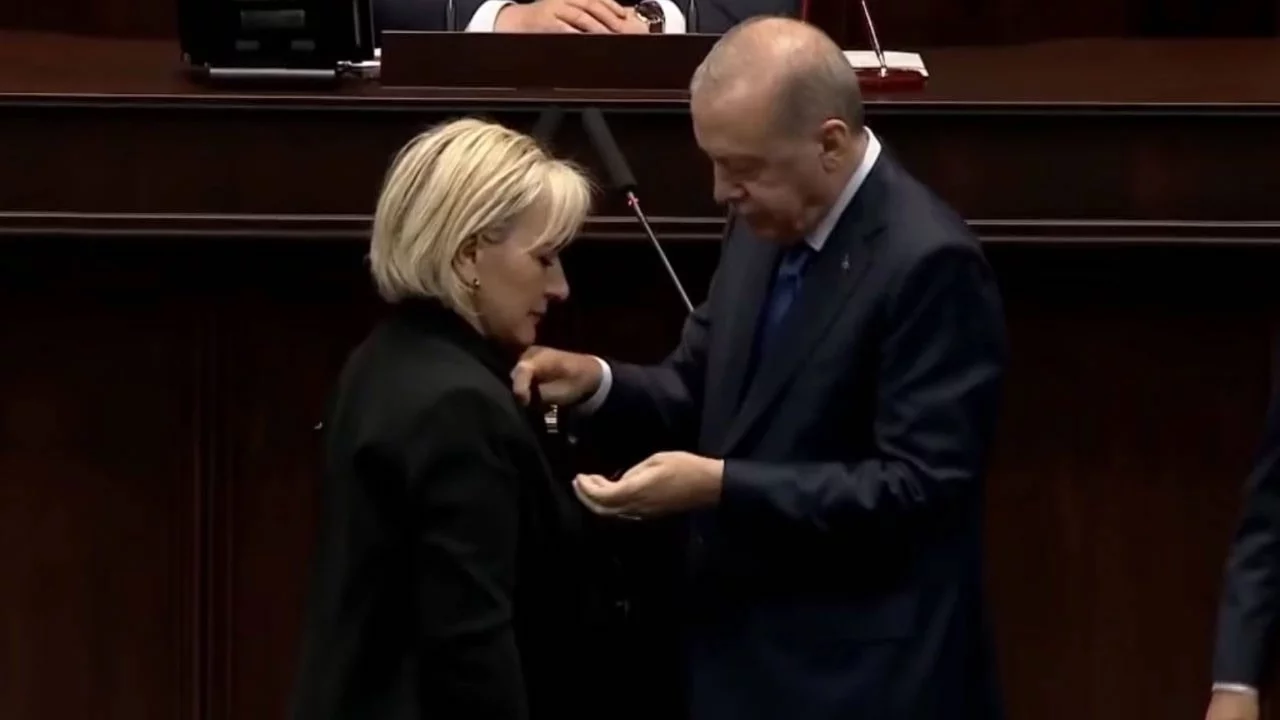 CHP'den istifa eden Nimet Özdemir AK Parti'ye katıldı: Rozetini Erdoğan taktı
