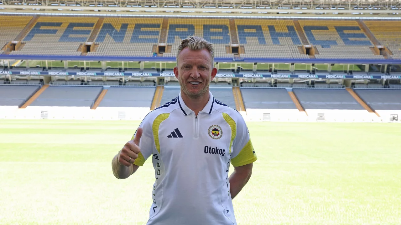 Fenerbahçe'nin eski yıldızı Dirk Kuyt, yardımcı antrenörlük görevine başladı