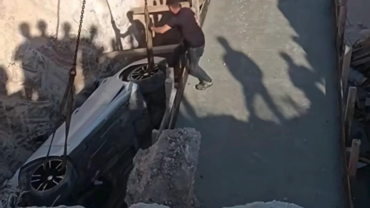 Kontrolden çıkan lüks araç köprü inşaatı çukuruna düştü