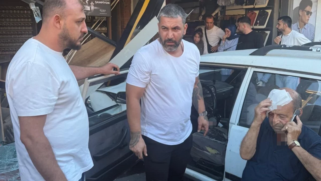 İstanbul'da kontrol çıkan otomobil iki iş yerine çarptı: 1 yaralı