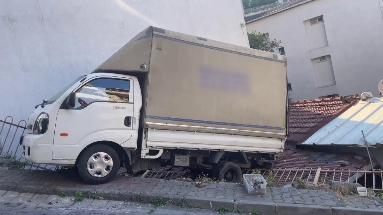 Geri kayan kamyonet evin çatısına düştü
