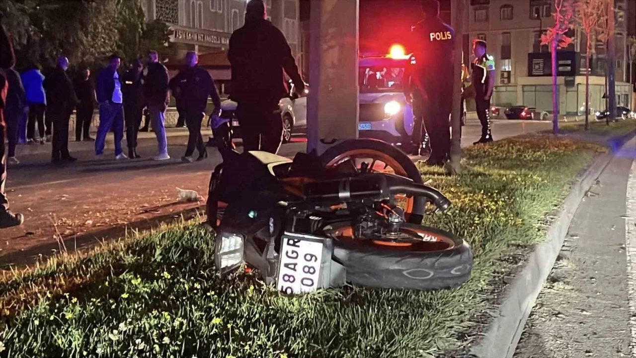 Sivas'ta aydınlatma direğine çarpan motosikletteki 2 kişi ağır yaralandı