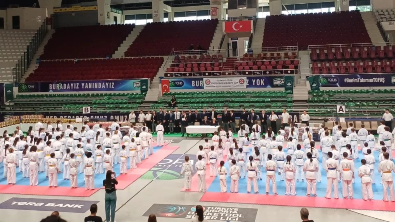 4 ülkeden gelen 180 sporcu, Bursa'daki Kyokushin Kupası'nda buluştu