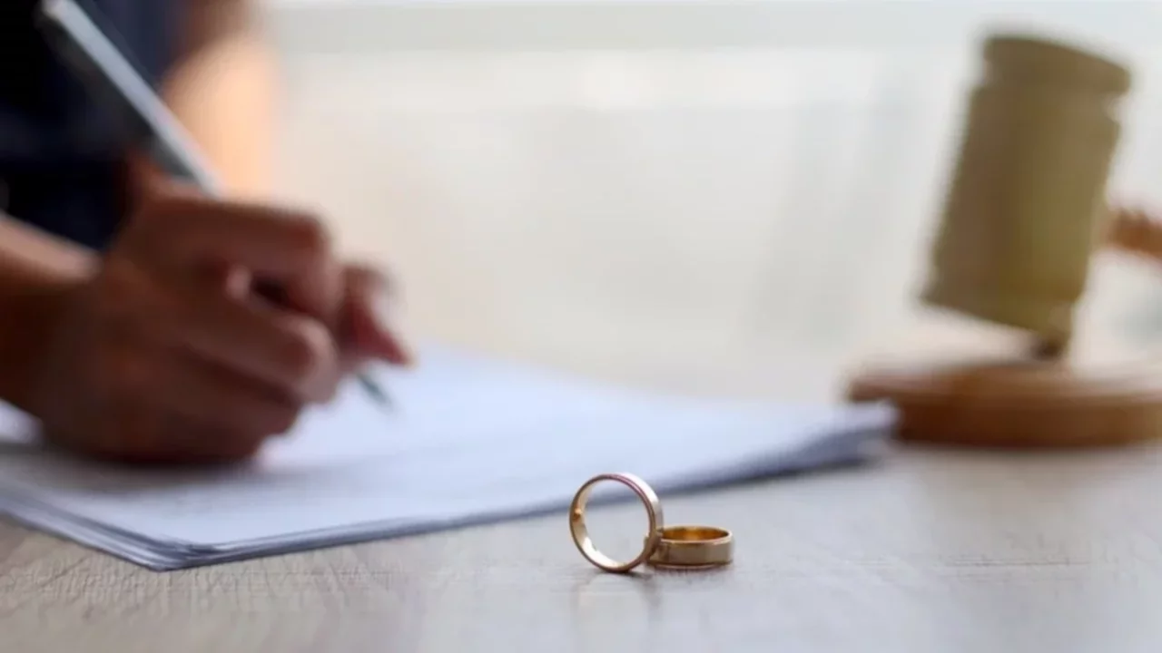 Cimrilik hem boşanma hem de tazminat sebebi sayıldı
