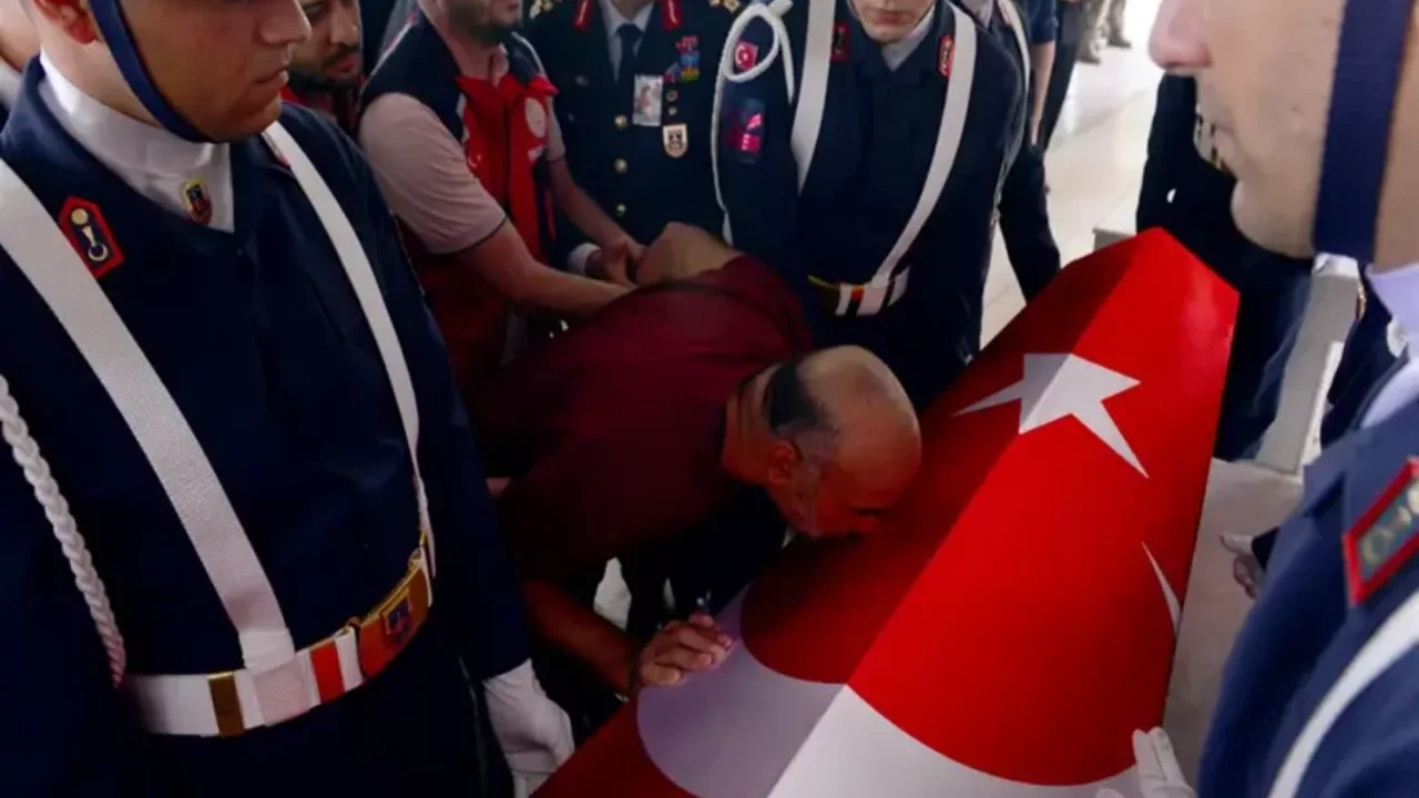 Şehit babası yürekleri dağladı, oğlunun tabutuna koşup öptü