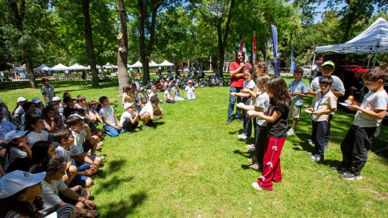 Bursa'da çocuklar eskimeyen oyunlarla doyasıya eğlendiler