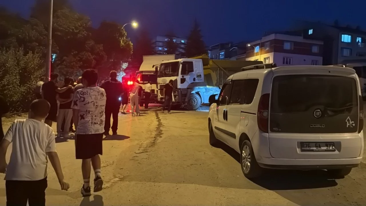 Freni boşalan kamyon 2 kamyona çarptı, parka metreler kala durdu