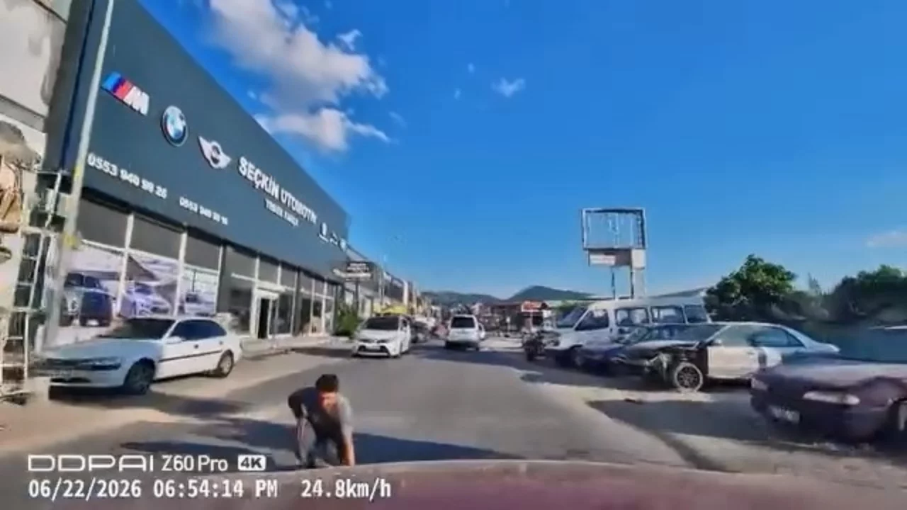 Bursa'da yola düşürdüğü eşyayı almak isterken saniyelerle ölümden kurtuldu