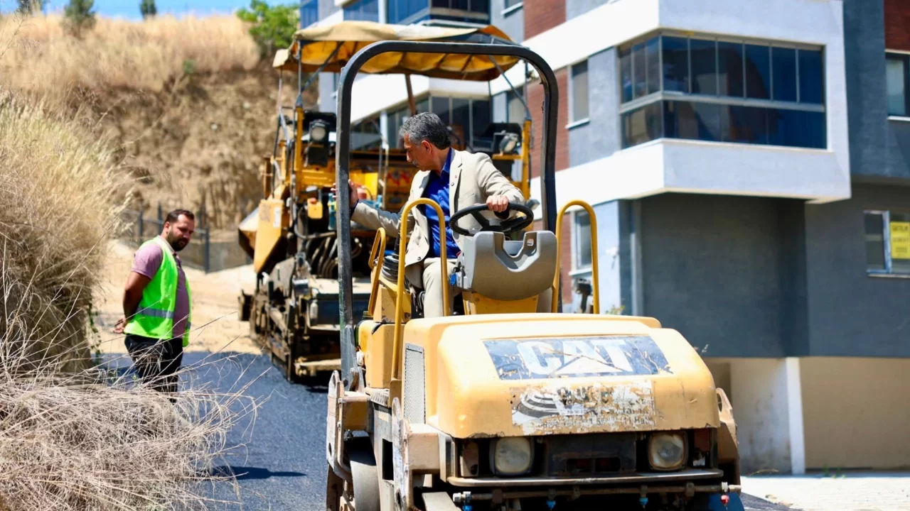 Gemlik Belediye Başkanı Şükrü Deviren asfalt çalışmalarını inceledi