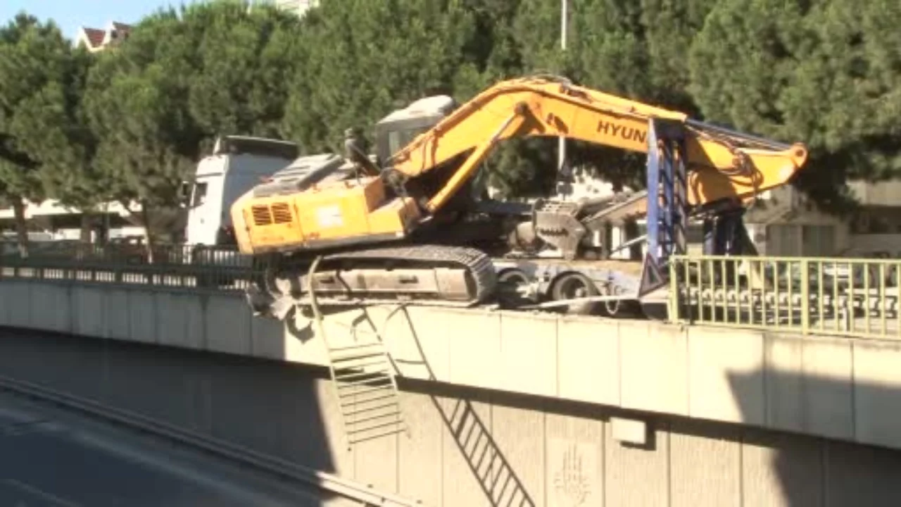 İstanbul'da tırın taşıdığı iş makinesi bariyerlere çarptı