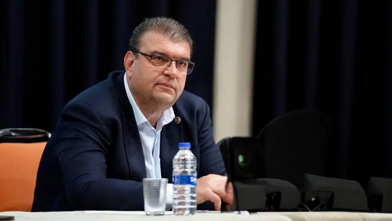 Seferihisar Belediye Başkanı Yetişkin, gözaltında diyalize götürüldü