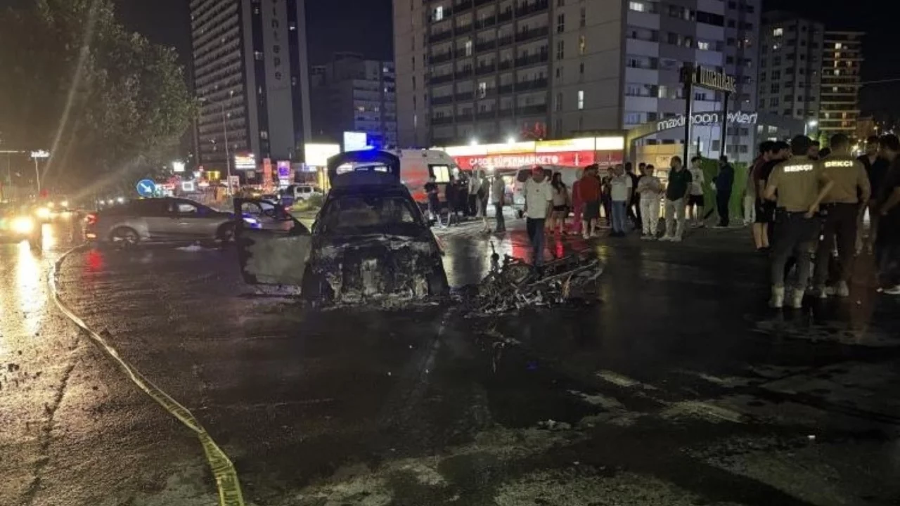İstanbul'da otomobil ile motosiklet çarpıştı: Araçlar alevlere teslim oldu