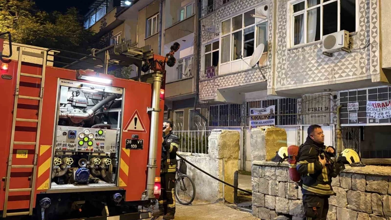 Kayseri'de 4 katlı binada yangın paniği: Anne ve iki çocuğu dumandan etkilendi