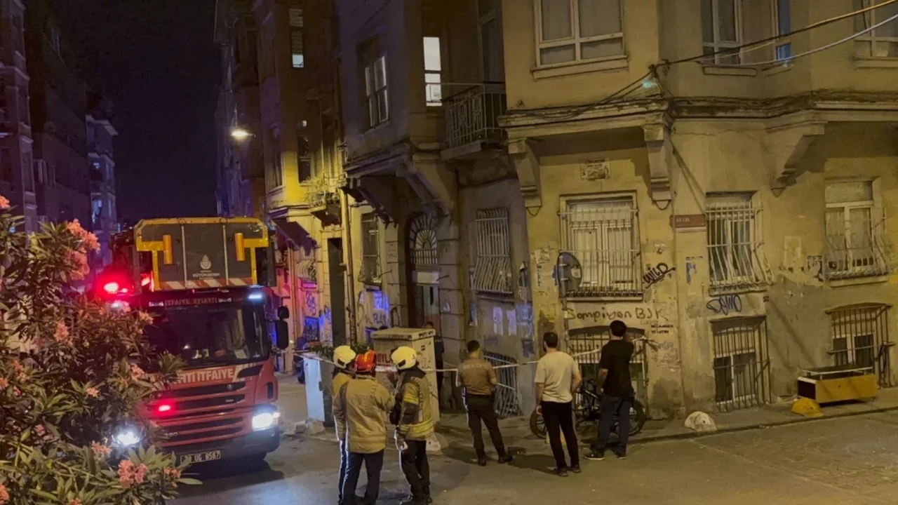 Bir binanın duvarı çöktü! Bina sakinleri tahliye edildi