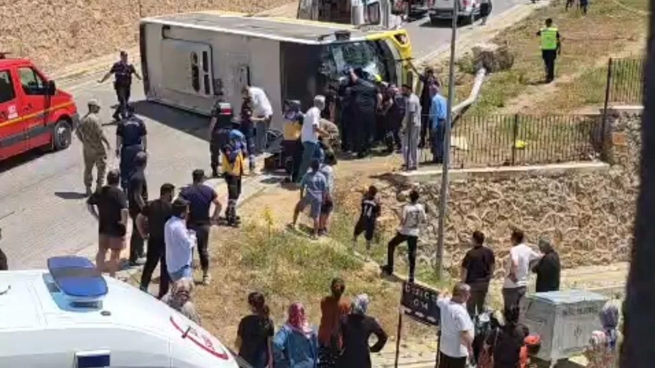 Bursa'da kontrolden çıkan halk otobüsü devrildi: 1 yaralı