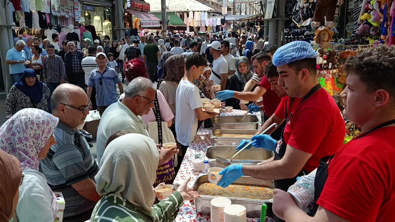 Bursa'da Tuzpazarı esnafı 5 bin kişiye aşure ikram etti