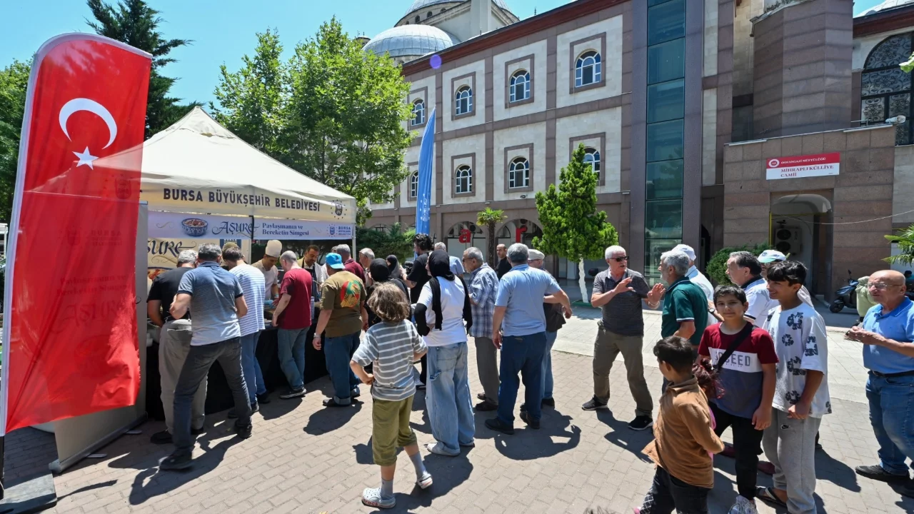Bursa Büyükşehir, Muharrem ayının bereketini vatandaşlarla paylaşıyor