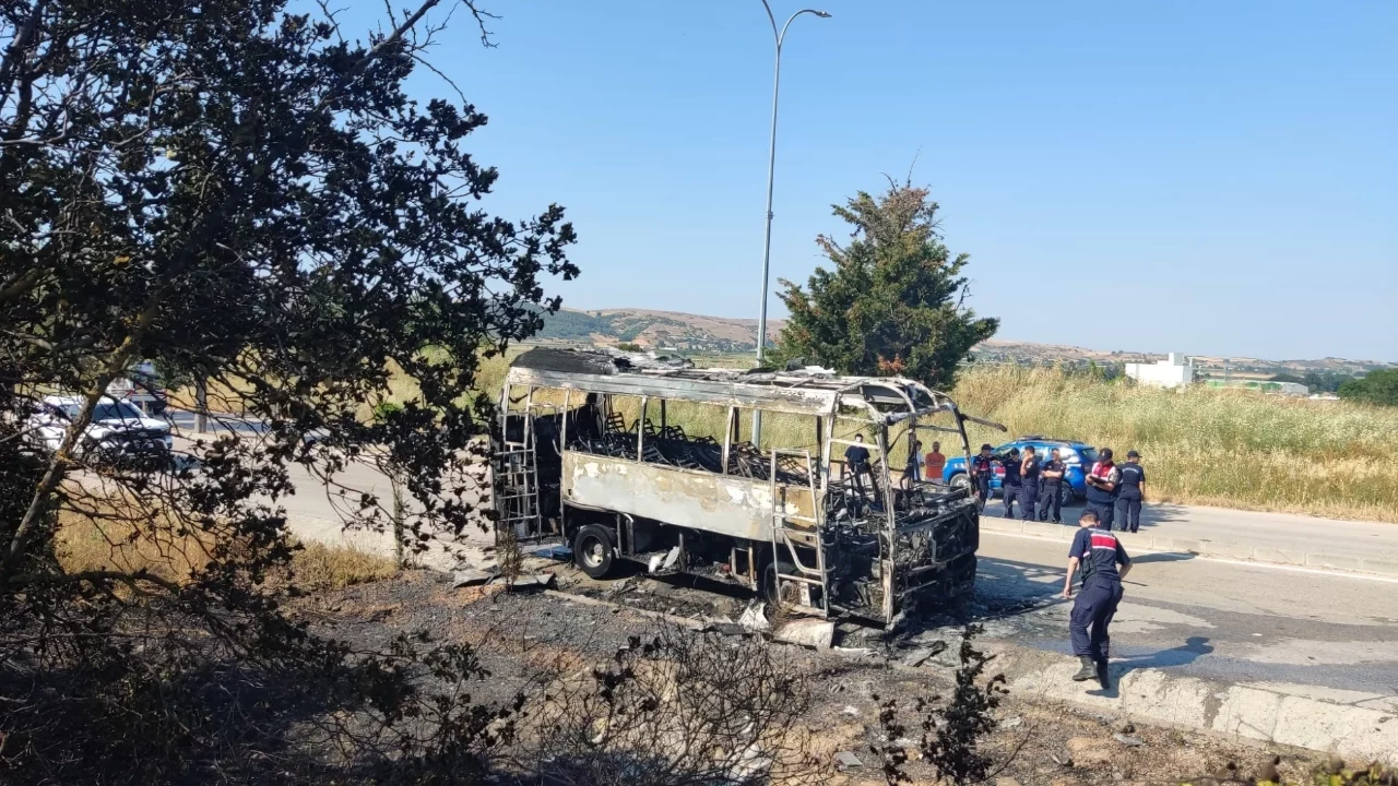 Bursa'da alevlere teslim olan servis otobüsü kül oldu