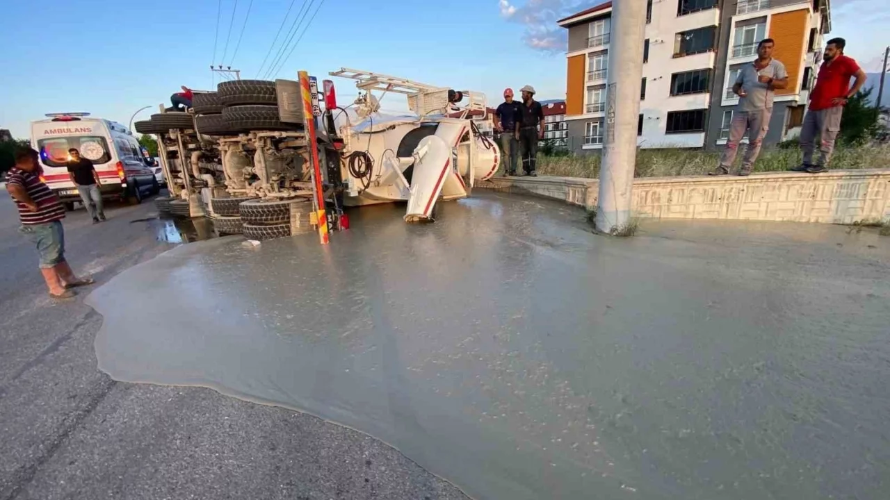 Bolu'da beton mikseri devrildi: 1 kişi yaralandı