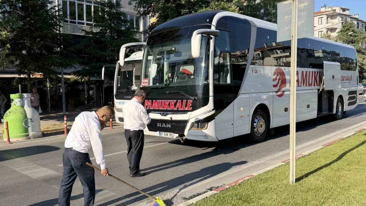 Yaya geçidinde yavaşlayan otomobile yolcu otobüsü çarptı
