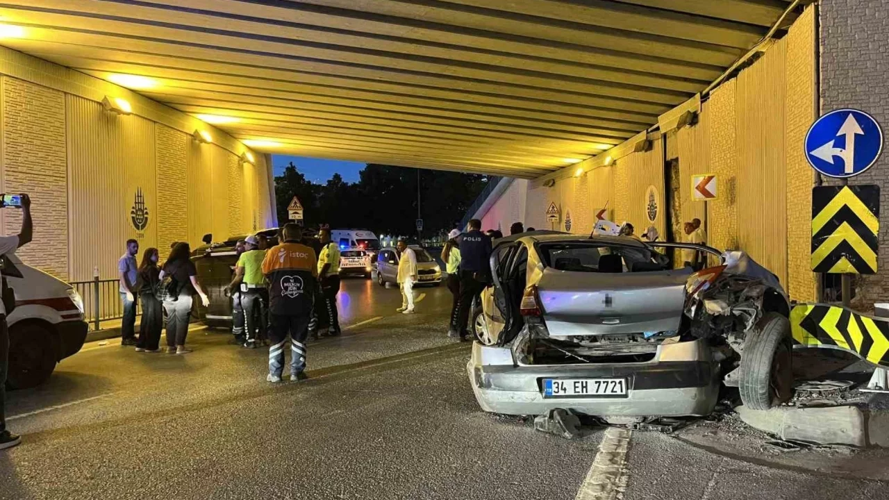 İstanbul'da hafif ticari araç ile otomobil çarpıştı: 5 yaralı