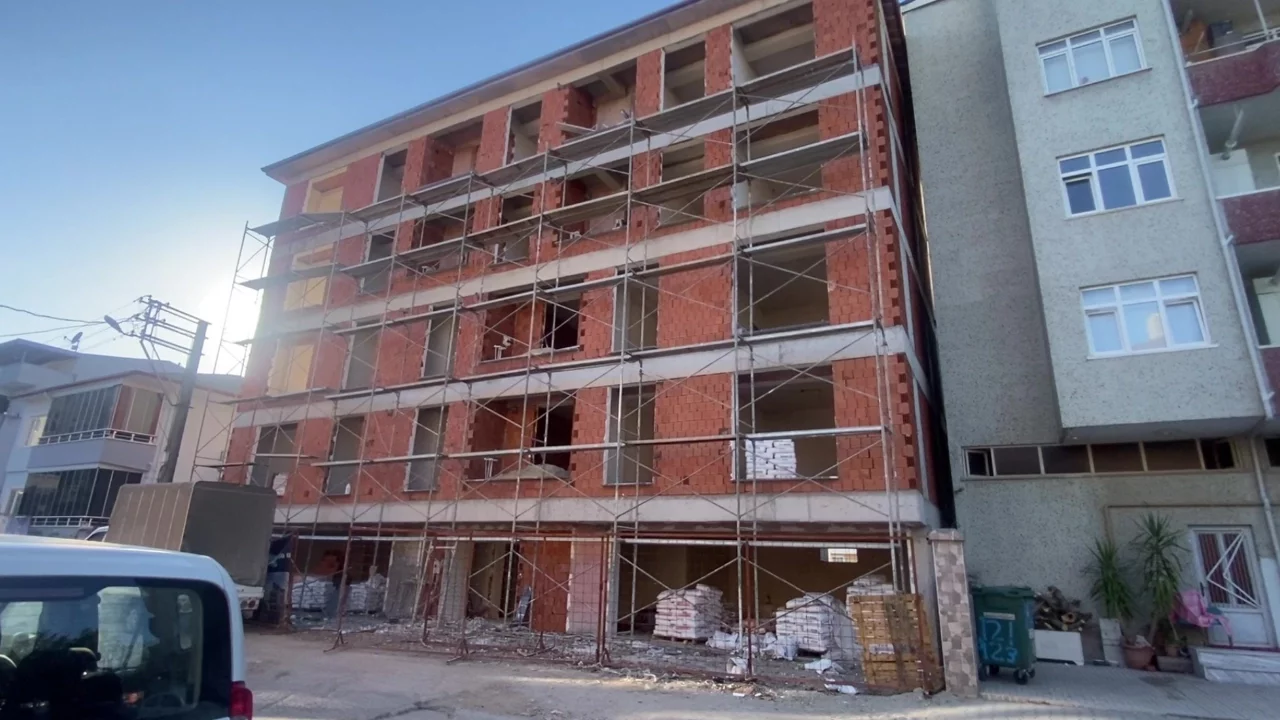 Kocaeli'de iskeleden düşen 2 işçi yaralandı
